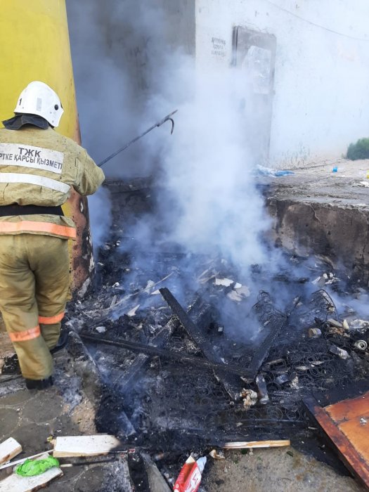 В 12 микрорайоне Актау горел мусор возле жилого дома