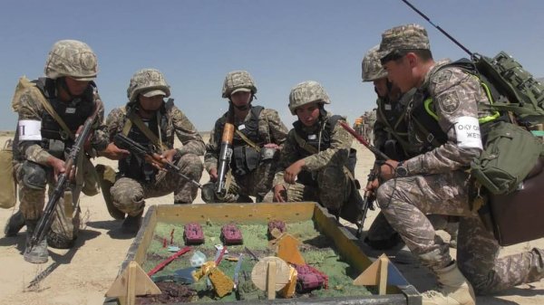 Боевые стрельбы проводят морские пехотинцы в Мангистау