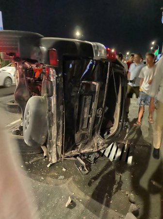 В 7 микрорайоне Актау в результате ДТП перевернулся внедорожник: есть пострадавшие