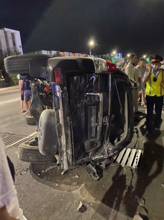 В 7 микрорайоне Актау в результате ДТП перевернулся внедорожник: есть пострадавшие