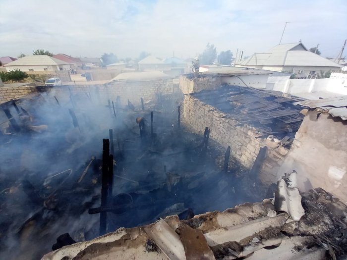 В поселке Кызылтобе сгорел сарай