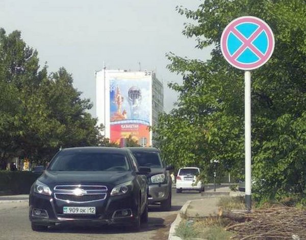 Полиция оштрафовала водителя за неправильную парковку возле акимата Мангистауской области