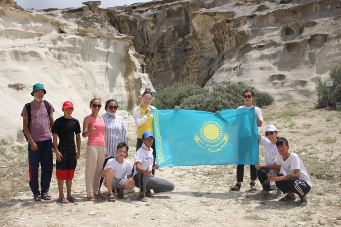 Активисты Мангистау за один день собрали более трех тонн мусора в ущелье Ыбыкты сай