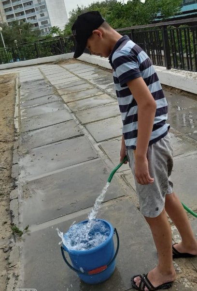 Жильцы дома в Актау самостоятельно поливают деревья