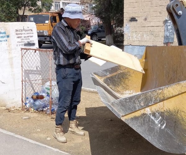 Мусор на тротуаре в Актау: В ТОО «Caspiy Operating» молниеносно приняли меры