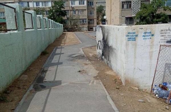 Мусор на тротуаре в Актау: В ТОО «Caspiy Operating» молниеносно приняли меры