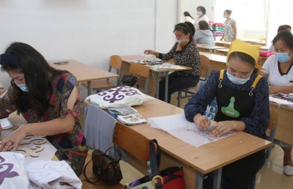 Безработные женщины осваивают новую профессию в Жанаозене