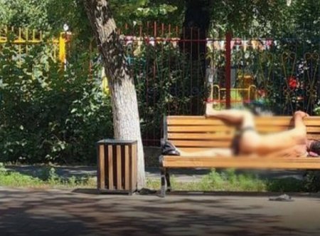 Голый мужчина загорал возле детского сада в Алматы. Его ищет полиция