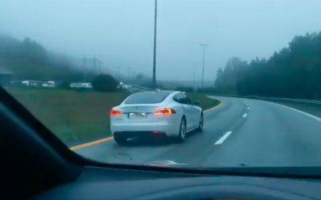 Пьяный водитель проехал спящим за рулем Tesla по скоростной трассе