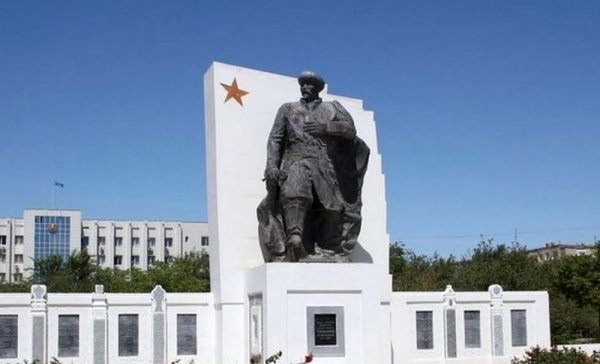 Памятник политическому деятелю обновят в Актау