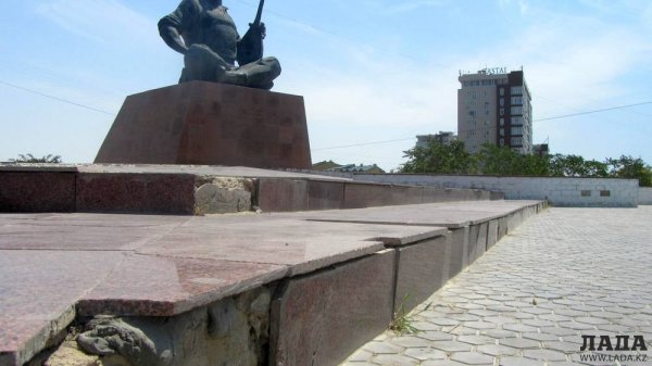 Памятник политическому деятелю обновят в Актау