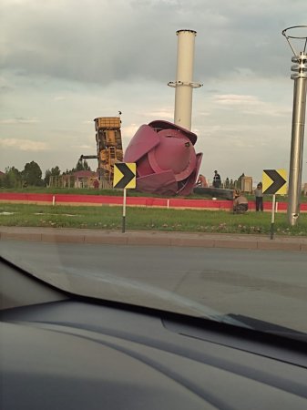 25-метровый тюльпан вместе с краном уронили в Актобе