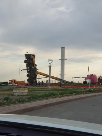 25-метровый тюльпан вместе с краном уронили в Актобе