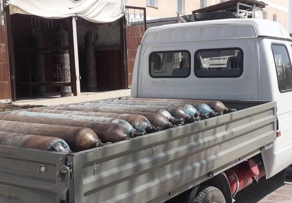 Коммунальщики помогают в транспортировке кислородных баллонов в Жанаозене