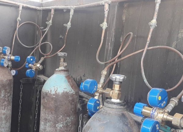 Коммунальщики помогают в транспортировке кислородных баллонов в Жанаозене