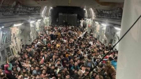 Шокирующее фото из самолета США с афганскими беженцами появилось в Сети