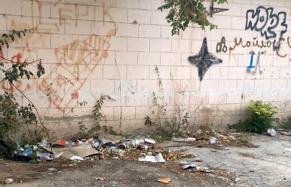 Территория у заброшенного кафе в Актау превратилась в  мусорную свалку