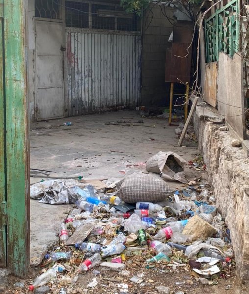 Территория у заброшенного кафе в Актау превратилась в  мусорную свалку