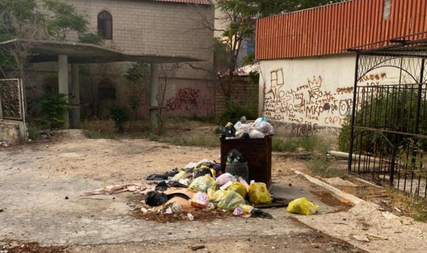 Территория у заброшенного кафе в Актау превратилась в  мусорную свалку