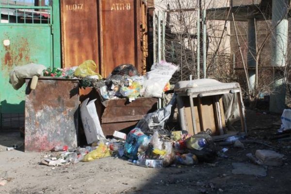 Территория у заброшенного кафе в Актау превратилась в  мусорную свалку