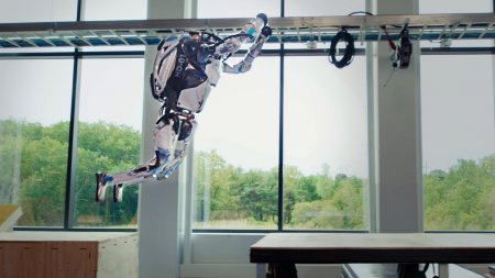 Гуманоидных роботов Atlas от Boston Dynamics научили эффектному паркуру