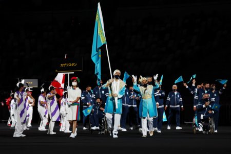 Паралимпиада стартовала в Токио: появилось фото знаменосцев Казахстана 