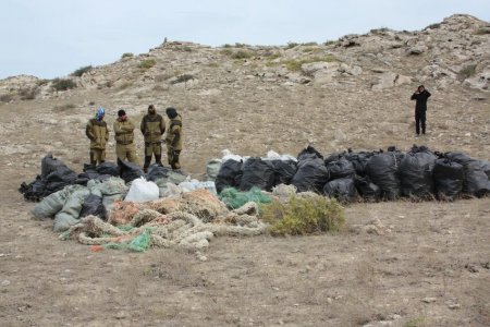 Тимур Баймуканов: Брошенные в море рыболовные сети и пластик убивают тюленей на Каспии