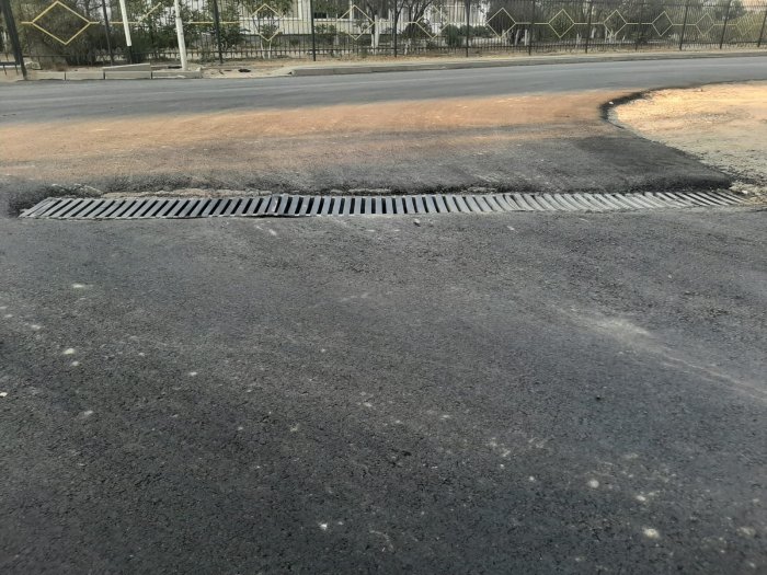 Тяп-ляп и готово! Жители 8 микрорайона Актау пожаловались на некачественный ремонт дороги