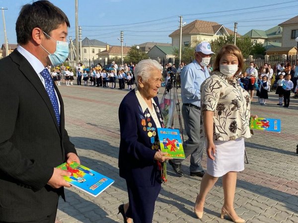 В Актау 95-летняя учительница вручила первоклассникам «Буквари» на открытии школы