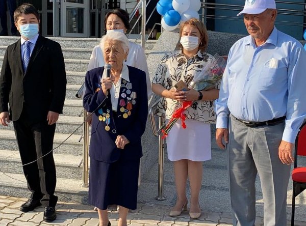 В Актау 95-летняя учительница вручила первоклассникам «Буквари» на открытии школы