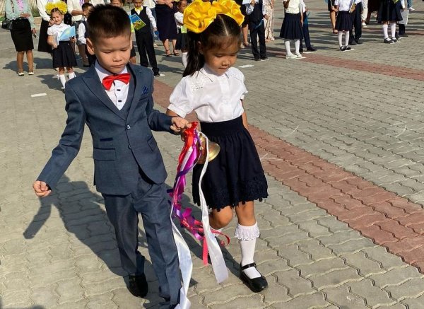 В Актау 95-летняя учительница вручила первоклассникам «Буквари» на открытии школы