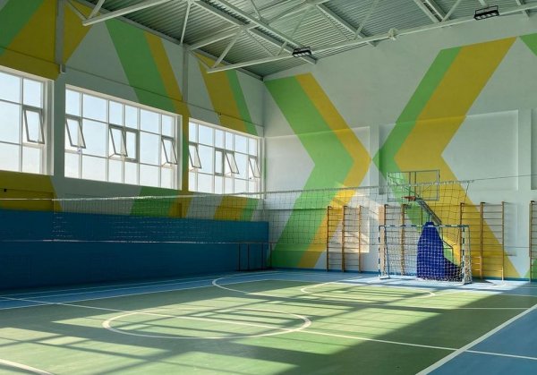 В Актау 95-летняя учительница вручила первоклассникам «Буквари» на открытии школы