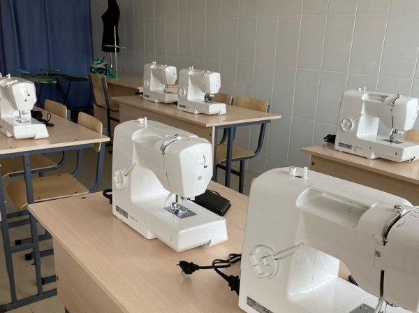 В Актау 95-летняя учительница вручила первоклассникам «Буквари» на открытии школы