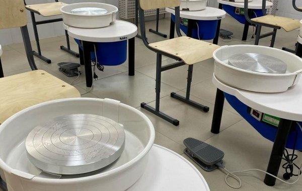 В Актау 95-летняя учительница вручила первоклассникам «Буквари» на открытии школы