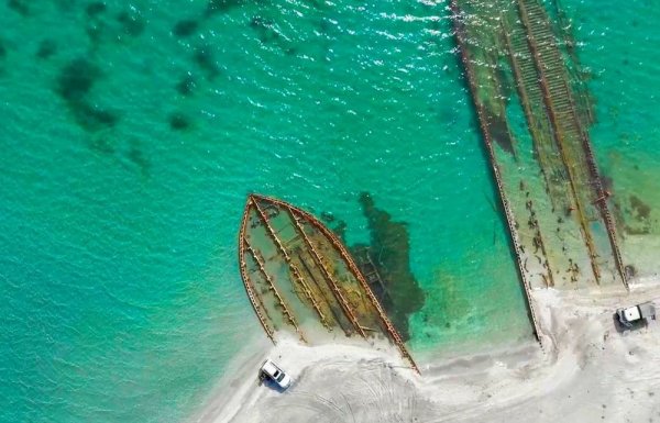 «Останки» кораблей и мусор: Пляж в селе Курык сняли с высоты птичьего полёта