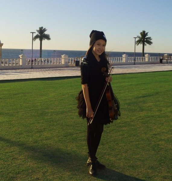 Юная скрипачка вдохновила бизнесмена и он пригласил её выступать в ресторане в Актау