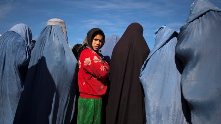 Афганские женщины вышли на митинг с требованием сохранить их права 