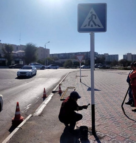 Коммунальщики обновили «зебру» и установили знак после жалобы жителя Актау