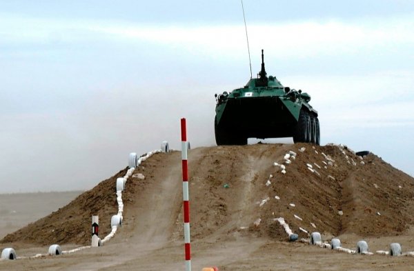 Гонки на БТР и «КамАЗах»: Гвардейцы из Актау стали призёрами соревнований