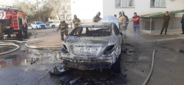 «Легковушка» сгорела во дворе в Актау