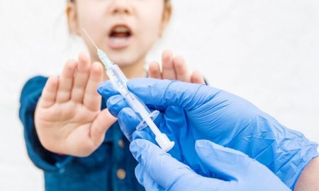 Вакцина Pfizer опасна для мальчиков — ученые