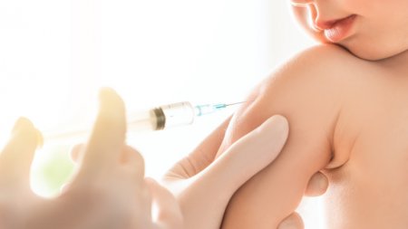 Вакцину от COVID-19 протестируют на детях от 6 месяцев