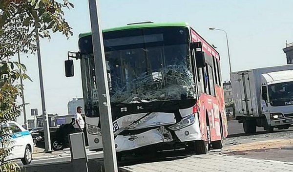 Тройное ДТП с маршрутным автобусом в Актау: Есть пострадавшие