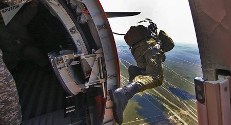 Военнослужащий разбился в Казахстане во время прыжка с парашютом