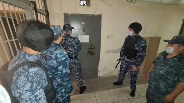 Учения в СИЗО Актау: «Заключённые захватили заложников»