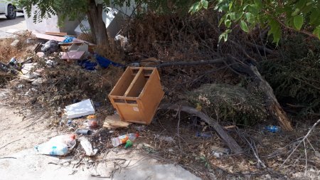 Третий месяц растет куча мусора перед детским садом