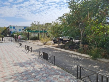 Третий месяц растет куча мусора перед детским садом