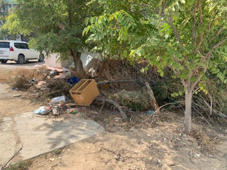 Третий месяц растет куча мусора перед детским садом