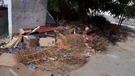 Третий месяц растет куча мусора перед детским садом