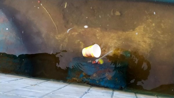 Не знаем, как бороться: Владелец фонтана у торгового дома «Достык» в Актау пожаловалась на его ежедневное засорение мусором